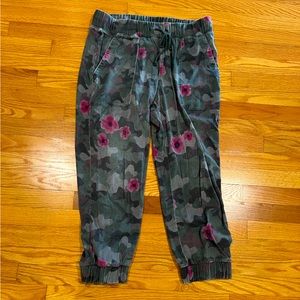 Bella Dahl Camo/Rose Joggers